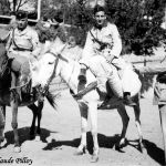 Gendarmes à cheval, tout-terrain de l'époque (1950)