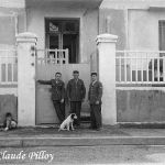 Les gendarmes et mon chien (mon père au centre)